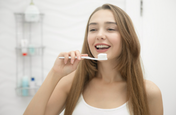 How should lower dentures fit?